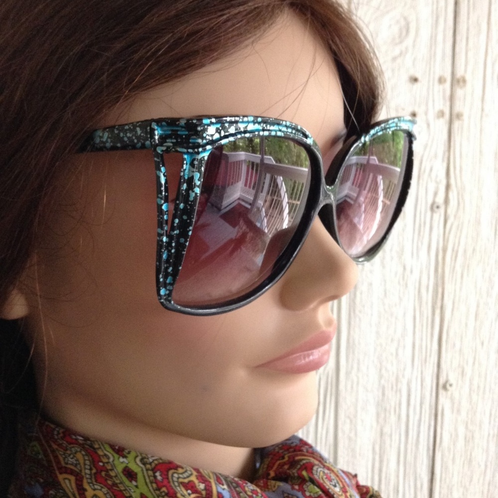 Vintage Oversize Sunglasses in Black and Blue - Picture 3 of 6